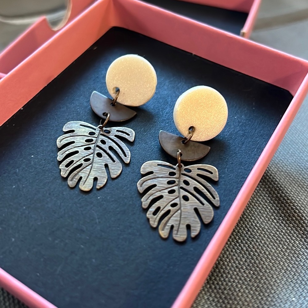 cute leaf clay/metal earrings